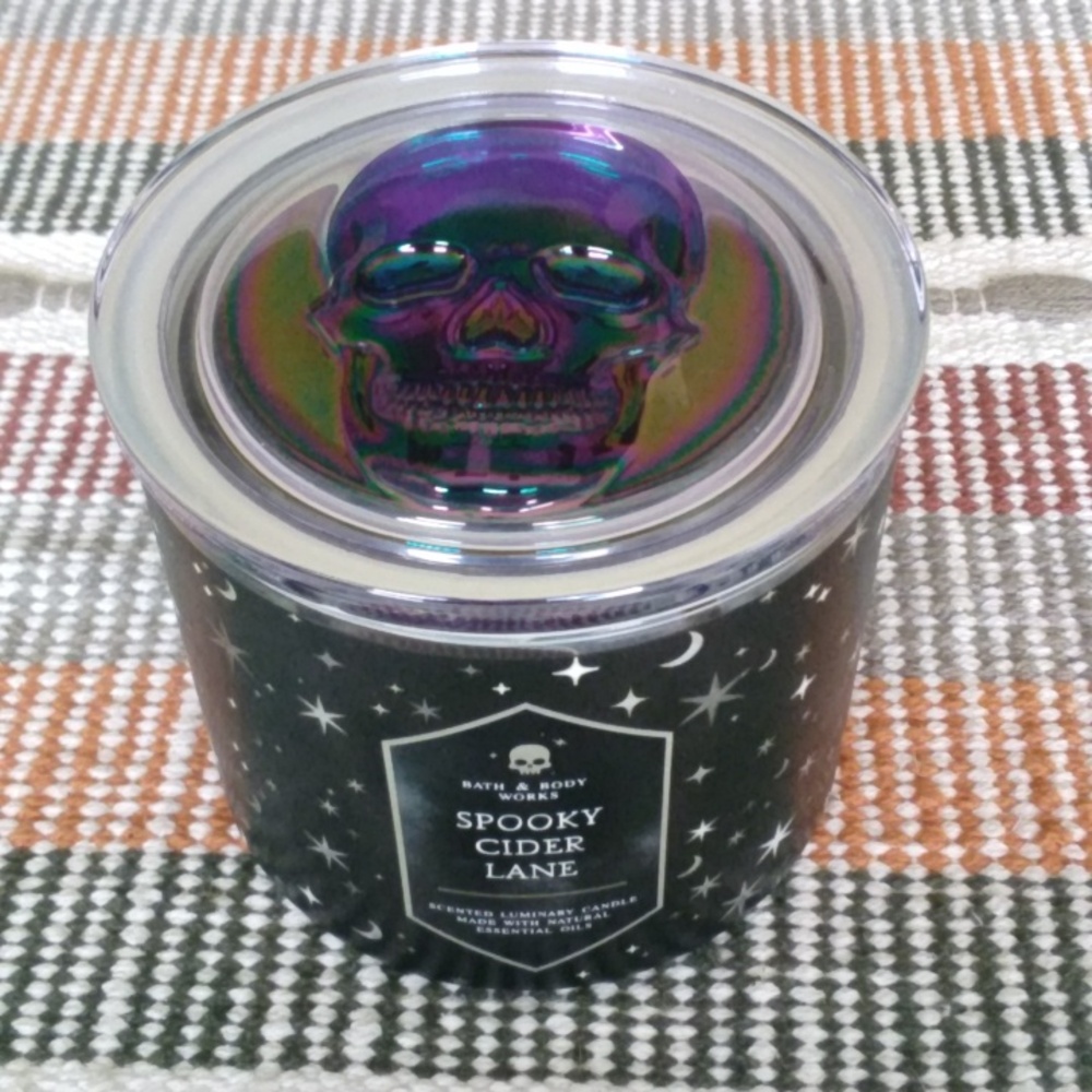 Bath & Body Works Black Candle with Iridescent Skull Lid ๐โ ๏ธ๐โ ๏ธ๐โ ๏ธ - Picture 4 of 6